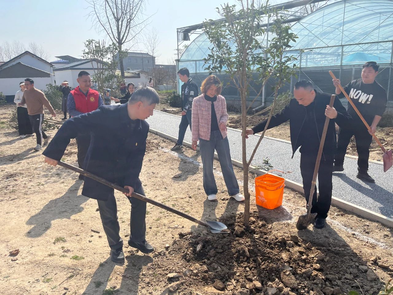 華信建投集團(tuán)開展植樹節(jié)支部聯(lián)建主題黨日活動(dòng)